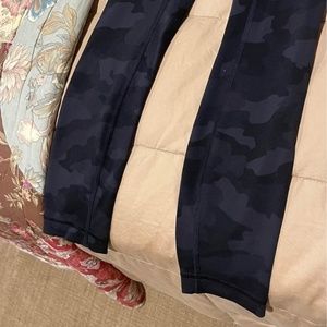 Lululemon Camo Leggings Size 2   25” inseam